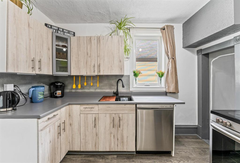 381 Parkview, 3 Bedrooms Bedrooms, 7 Rooms Rooms,1 BathroomBathrooms,Residential,For Sale,Parkview