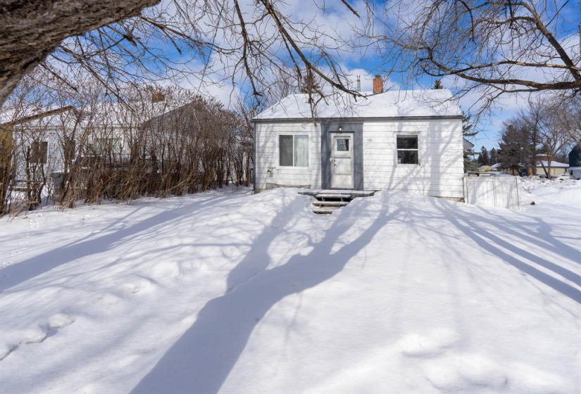 121 Sadler, 2 Bedrooms Bedrooms, 5 Rooms Rooms,1 BathroomBathrooms,Residential,For Sale,Sadler