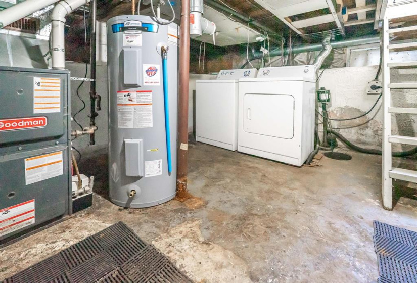 121 Sadler, 2 Bedrooms Bedrooms, 5 Rooms Rooms,1 BathroomBathrooms,Residential,For Sale,Sadler