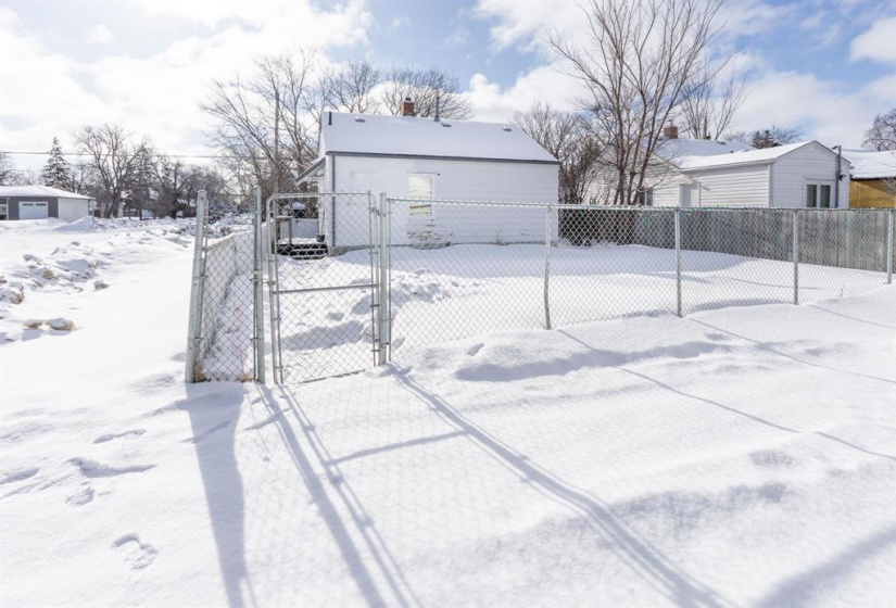 121 Sadler, 2 Bedrooms Bedrooms, 5 Rooms Rooms,1 BathroomBathrooms,Residential,For Sale,Sadler