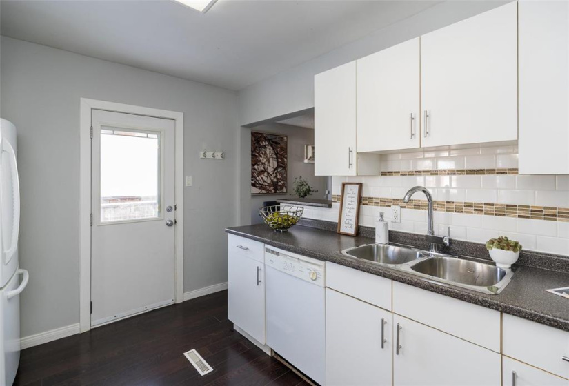 799 Lorette, 2 Bedrooms Bedrooms, 8 Rooms Rooms,1 BathroomBathrooms,Residential,For Sale,Lorette