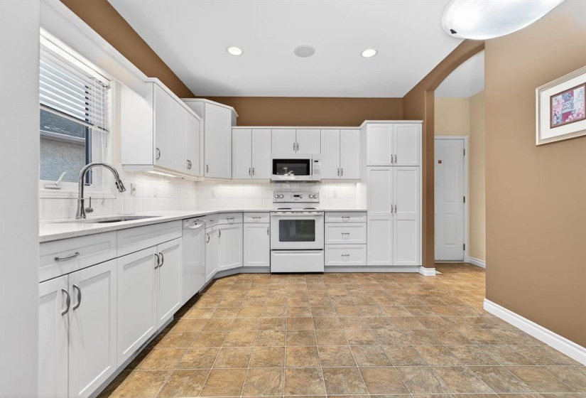 100 Royal Mint, 2 Bedrooms Bedrooms, 11 Rooms Rooms,3 BathroomsBathrooms,Condominium,For Sale,Royal Mint