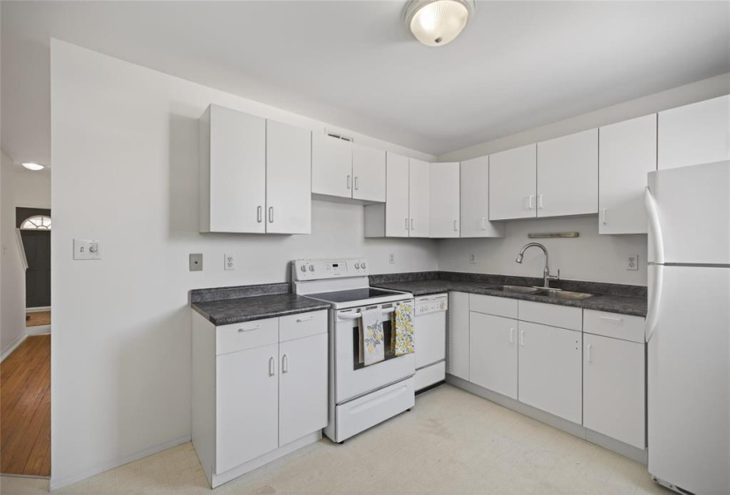 369 Stella, 3 Bedrooms Bedrooms, 9 Rooms Rooms,1 BathroomBathrooms,Residential,For Sale,Stella