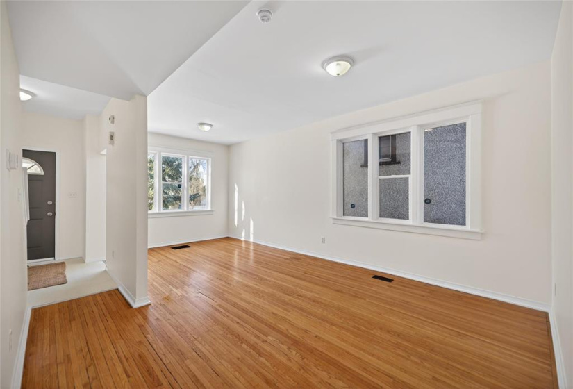 369 Stella, 3 Bedrooms Bedrooms, 9 Rooms Rooms,1 BathroomBathrooms,Residential,For Sale,Stella