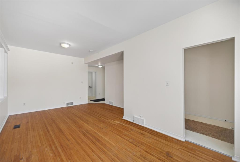 369 Stella, 3 Bedrooms Bedrooms, 9 Rooms Rooms,1 BathroomBathrooms,Residential,For Sale,Stella