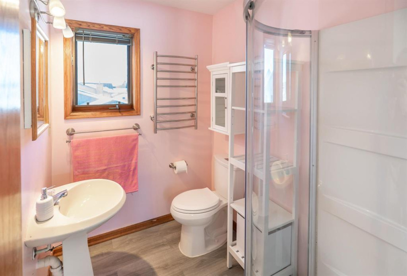 3pc en-suite bath with towel warmer