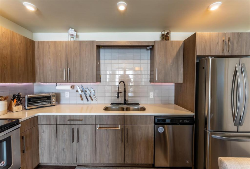 1355 Lee, 2 Bedrooms Bedrooms, 6 Rooms Rooms,2 BathroomsBathrooms,Condominium,For Sale,Lee