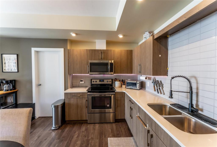 1355 Lee, 2 Bedrooms Bedrooms, 6 Rooms Rooms,2 BathroomsBathrooms,Condominium,For Sale,Lee