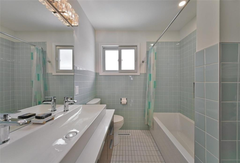 696 Patricia, 4 Bedrooms Bedrooms, 10 Rooms Rooms,2 BathroomsBathrooms,Residential,For Sale,Patricia