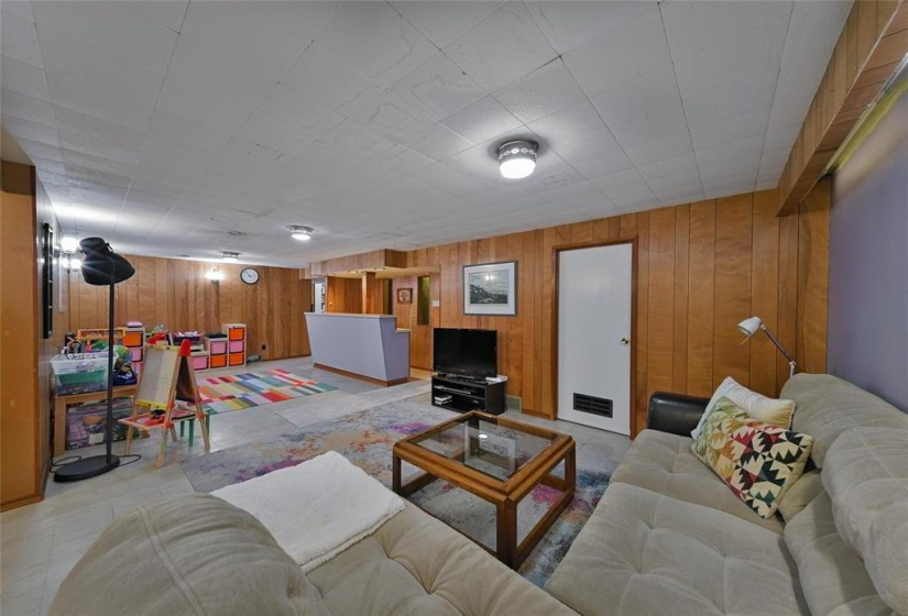 696 Patricia, 4 Bedrooms Bedrooms, 10 Rooms Rooms,2 BathroomsBathrooms,Residential,For Sale,Patricia