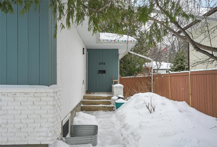 696 Patricia, 4 Bedrooms Bedrooms, 10 Rooms Rooms,2 BathroomsBathrooms,Residential,For Sale,Patricia