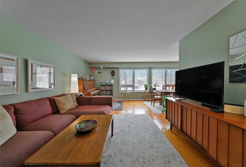 696 Patricia, 4 Bedrooms Bedrooms, 10 Rooms Rooms,2 BathroomsBathrooms,Residential,For Sale,Patricia