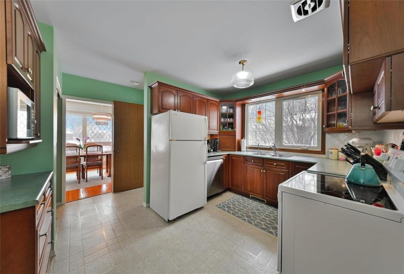 696 Patricia, 4 Bedrooms Bedrooms, 10 Rooms Rooms,2 BathroomsBathrooms,Residential,For Sale,Patricia