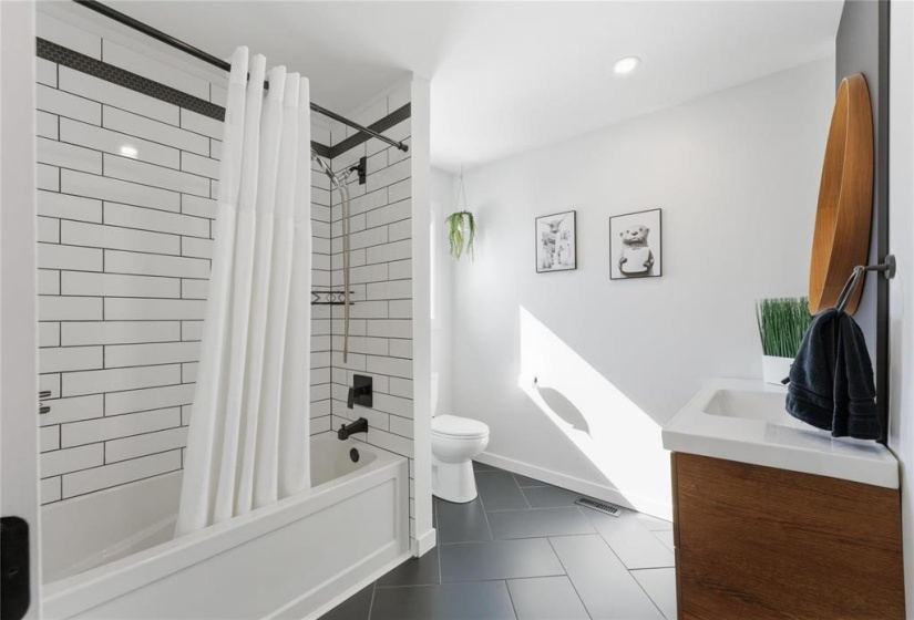 515 Hall, 3 Bedrooms Bedrooms, 9 Rooms Rooms,2 BathroomsBathrooms,Residential,For Sale,Hall