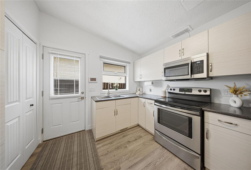 1841 Plessis, 3 Bedrooms Bedrooms, 13 Rooms Rooms,2 BathroomsBathrooms,Residential,For Sale,Plessis