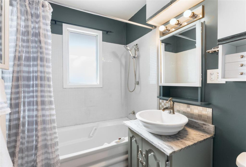 90 St Vital, 2 Bedrooms Bedrooms, 7 Rooms Rooms,1 BathroomBathrooms,Residential,For Sale,St Vital