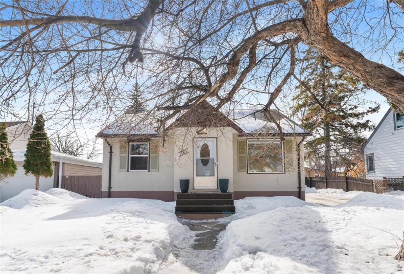 Welcome to 90 St. Vital Road. Outside privacy blinds on the outside window. Great if you work night shifts. Shingles on the house 2024