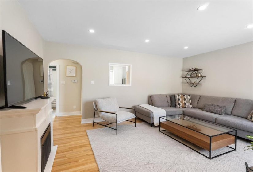 90 St Vital, 2 Bedrooms Bedrooms, 7 Rooms Rooms,1 BathroomBathrooms,Residential,For Sale,St Vital