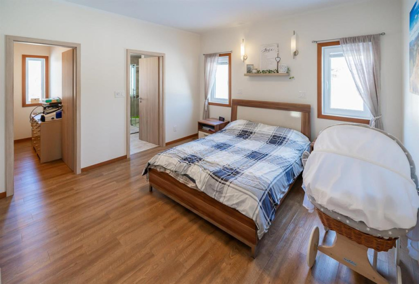 114 Strawberry, 3 Bedrooms Bedrooms, 10 Rooms Rooms,2 BathroomsBathrooms,Residential,For Sale,Strawberry