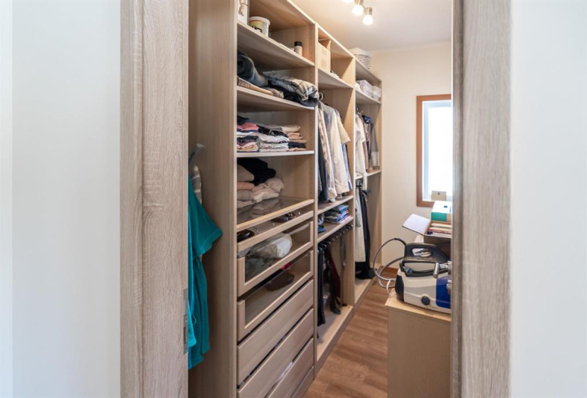 114 Strawberry, 3 Bedrooms Bedrooms, 10 Rooms Rooms,2 BathroomsBathrooms,Residential,For Sale,Strawberry