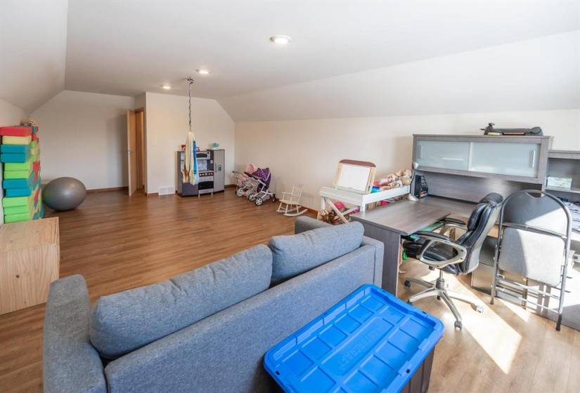 114 Strawberry, 3 Bedrooms Bedrooms, 10 Rooms Rooms,2 BathroomsBathrooms,Residential,For Sale,Strawberry