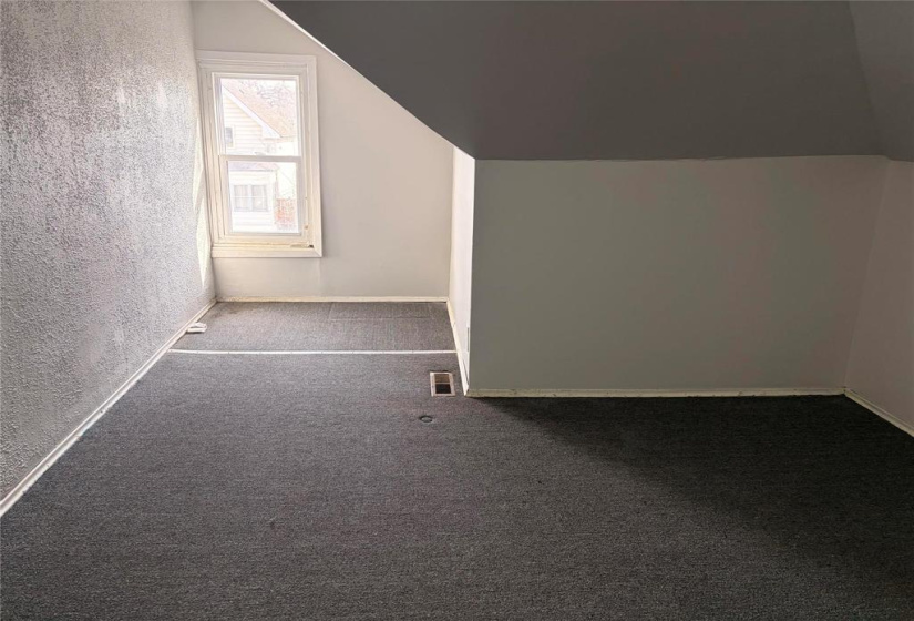 526 Simcoe, 7 Bedrooms Bedrooms, 18 Rooms Rooms,2 BathroomsBathrooms,Residential,For Sale,Simcoe