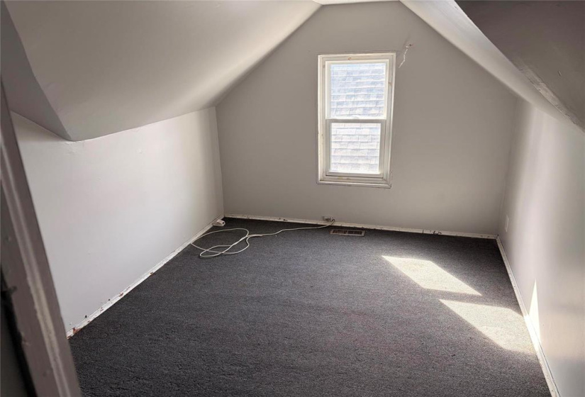 526 Simcoe, 7 Bedrooms Bedrooms, 18 Rooms Rooms,2 BathroomsBathrooms,Residential,For Sale,Simcoe