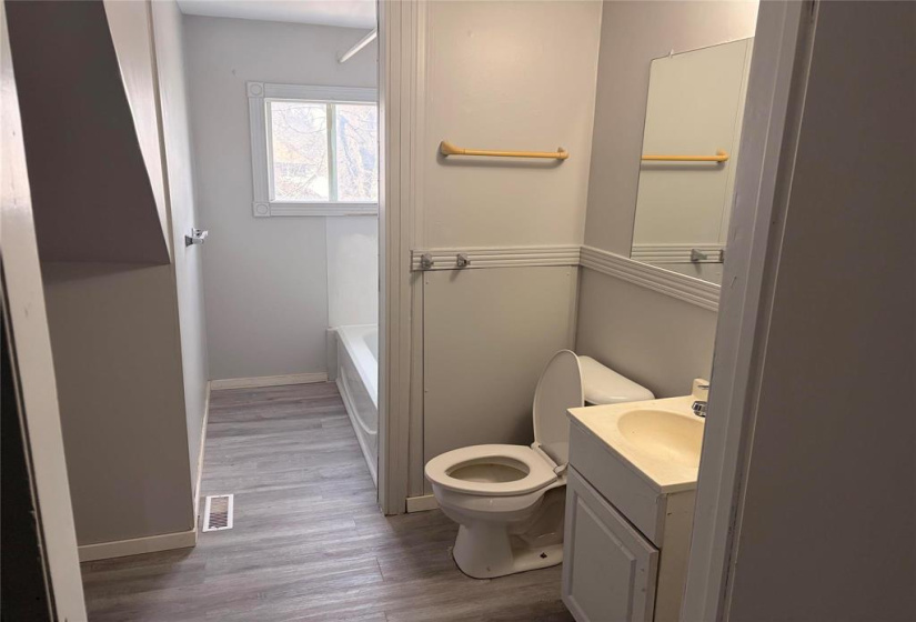 526 Simcoe, 7 Bedrooms Bedrooms, 18 Rooms Rooms,2 BathroomsBathrooms,Residential,For Sale,Simcoe