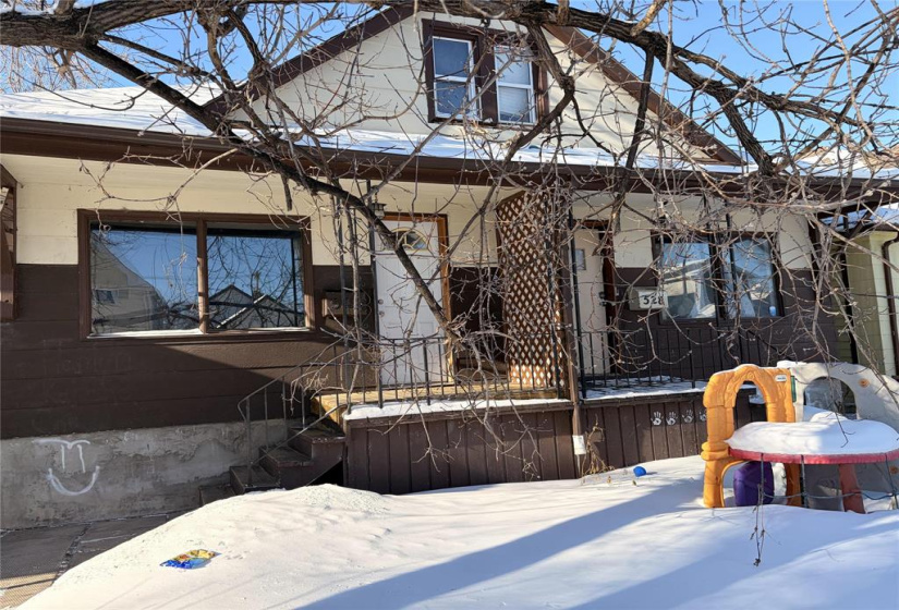 526 Simcoe, 7 Bedrooms Bedrooms, 18 Rooms Rooms,2 BathroomsBathrooms,Residential,For Sale,Simcoe