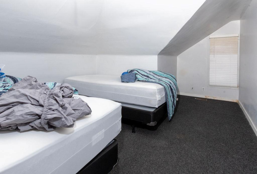 526 Simcoe, 7 Bedrooms Bedrooms, 18 Rooms Rooms,2 BathroomsBathrooms,Residential,For Sale,Simcoe