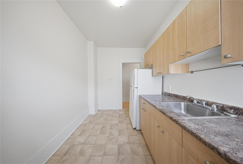 290 Beverley, 2 Bedrooms Bedrooms, 5 Rooms Rooms,1 BathroomBathrooms,Condominium,For Sale,Beverley