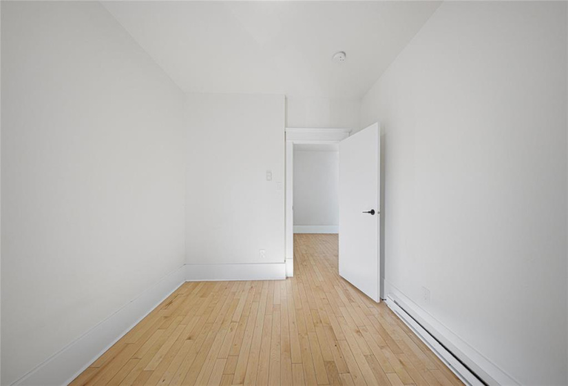 290 Beverley, 2 Bedrooms Bedrooms, 5 Rooms Rooms,1 BathroomBathrooms,Condominium,For Sale,Beverley