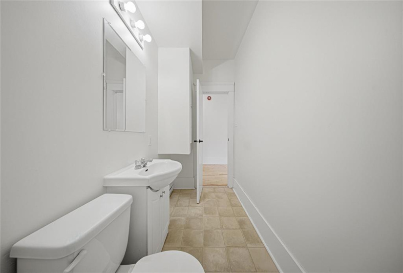 290 Beverley, 2 Bedrooms Bedrooms, 5 Rooms Rooms,1 BathroomBathrooms,Condominium,For Sale,Beverley