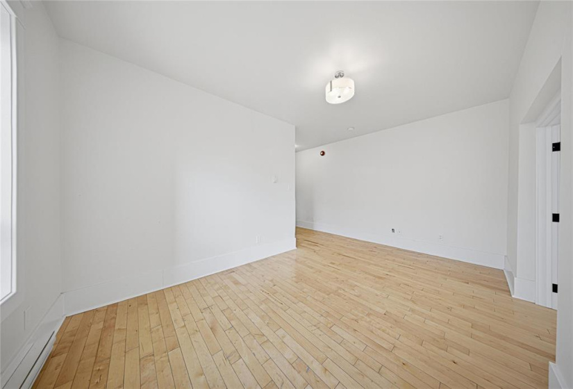 290 Beverley, 2 Bedrooms Bedrooms, 5 Rooms Rooms,1 BathroomBathrooms,Condominium,For Sale,Beverley