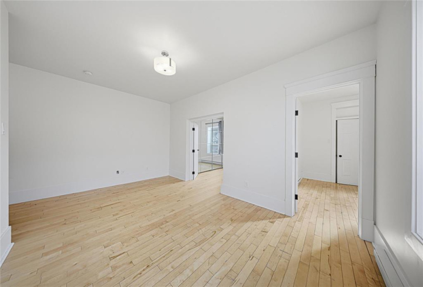 290 Beverley, 2 Bedrooms Bedrooms, 5 Rooms Rooms,1 BathroomBathrooms,Condominium,For Sale,Beverley