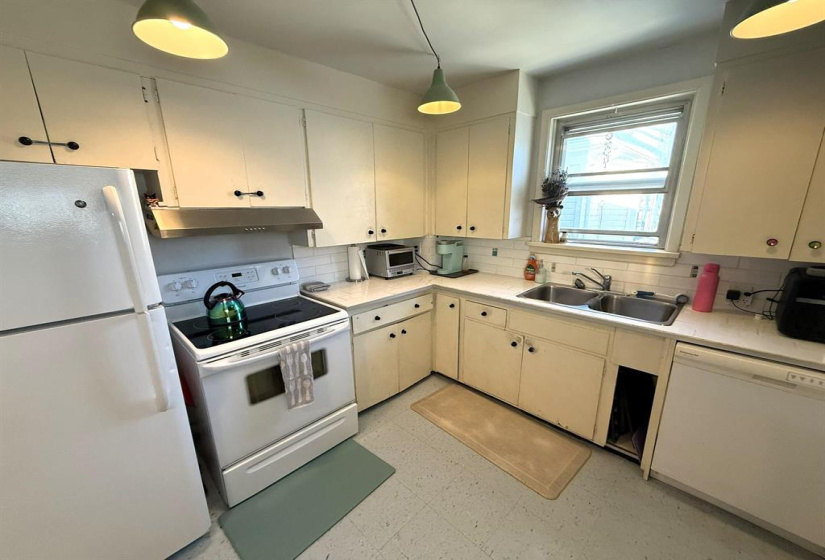 662 Gertrude, 4 Bedrooms Bedrooms, 16 Rooms Rooms,3 BathroomsBathrooms,Residential,For Sale,Gertrude