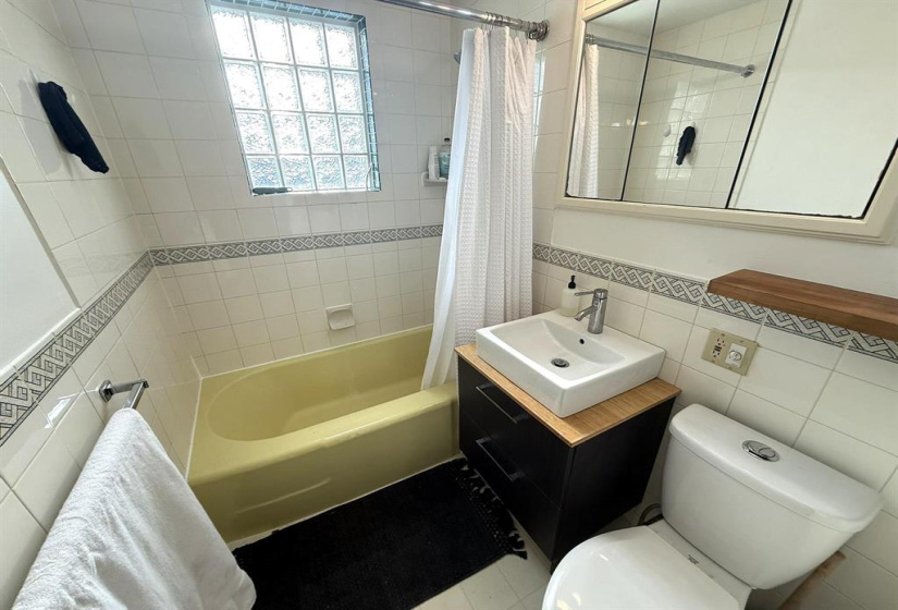 662 Gertrude, 4 Bedrooms Bedrooms, 16 Rooms Rooms,3 BathroomsBathrooms,Residential,For Sale,Gertrude