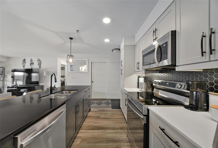 545 Dale, 2 Bedrooms Bedrooms, 9 Rooms Rooms,2 BathroomsBathrooms,Condominium,For Sale,Dale