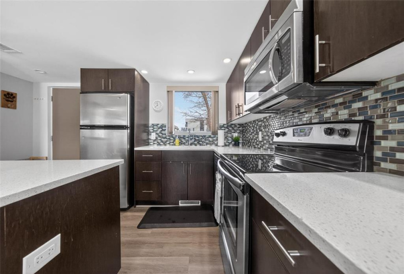 1225 Troy, 2 Bedrooms Bedrooms, 6 Rooms Rooms,1 BathroomBathrooms,Condominium,For Sale,Troy