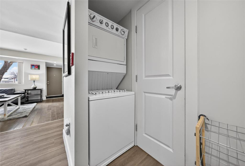 1225 Troy, 2 Bedrooms Bedrooms, 6 Rooms Rooms,1 BathroomBathrooms,Condominium,For Sale,Troy