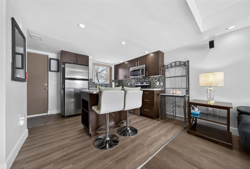 1225 Troy, 2 Bedrooms Bedrooms, 6 Rooms Rooms,1 BathroomBathrooms,Condominium,For Sale,Troy