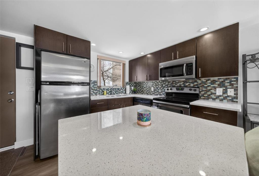 1225 Troy, 2 Bedrooms Bedrooms, 6 Rooms Rooms,1 BathroomBathrooms,Condominium,For Sale,Troy