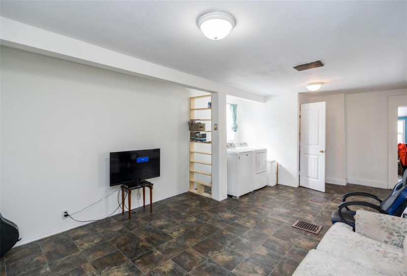 749 Warsaw, 2 Bedrooms Bedrooms, 7 Rooms Rooms,1 BathroomBathrooms,Residential,For Sale,Warsaw