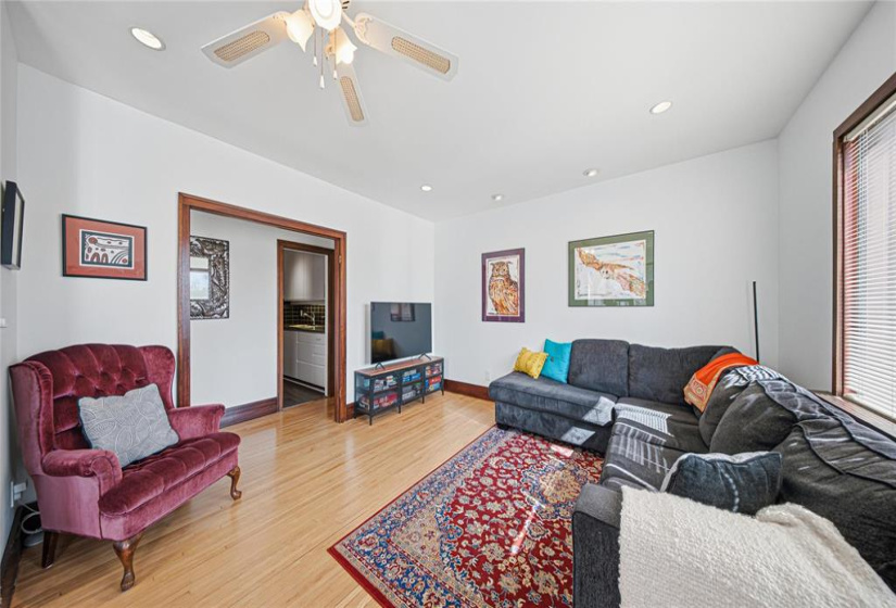 947 Valour, 3 Bedrooms Bedrooms, 13 Rooms Rooms,2 BathroomsBathrooms,Residential,For Sale,Valour