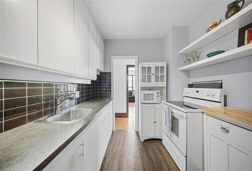 947 Valour, 3 Bedrooms Bedrooms, 13 Rooms Rooms,2 BathroomsBathrooms,Residential,For Sale,Valour