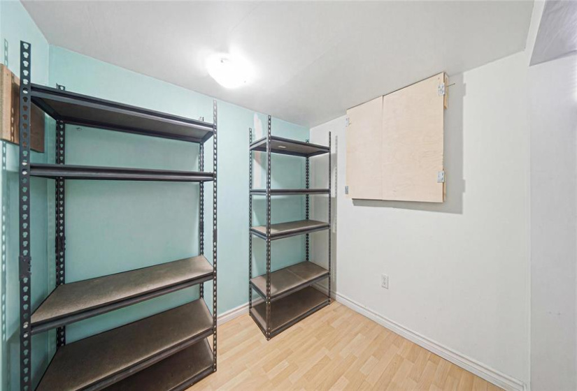 947 Valour, 3 Bedrooms Bedrooms, 13 Rooms Rooms,2 BathroomsBathrooms,Residential,For Sale,Valour