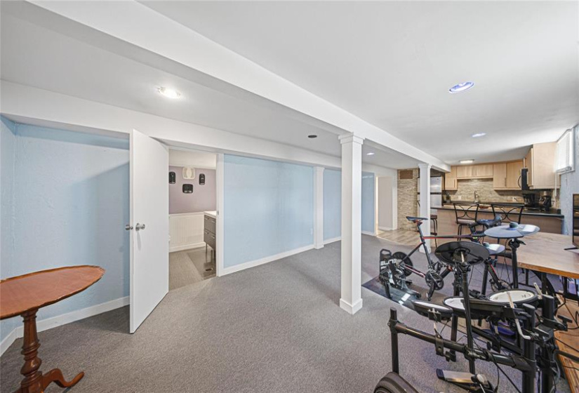 947 Valour, 3 Bedrooms Bedrooms, 13 Rooms Rooms,2 BathroomsBathrooms,Residential,For Sale,Valour