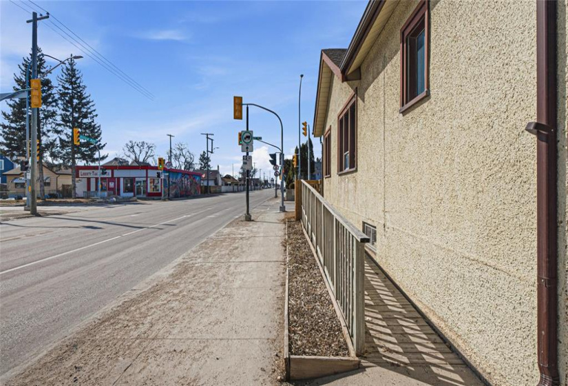 947 Valour, 3 Bedrooms Bedrooms, 13 Rooms Rooms,2 BathroomsBathrooms,Residential,For Sale,Valour