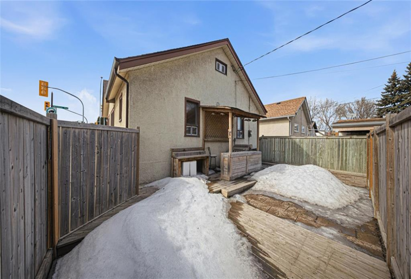 947 Valour, 3 Bedrooms Bedrooms, 13 Rooms Rooms,2 BathroomsBathrooms,Residential,For Sale,Valour