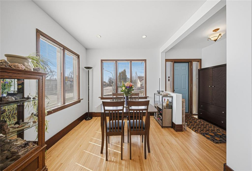 947 Valour, 3 Bedrooms Bedrooms, 13 Rooms Rooms,2 BathroomsBathrooms,Residential,For Sale,Valour